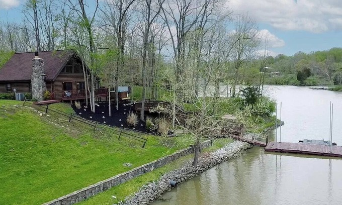 Sparta Kabine | Take it easy at this unique, tranquil, and shorefront getaway.