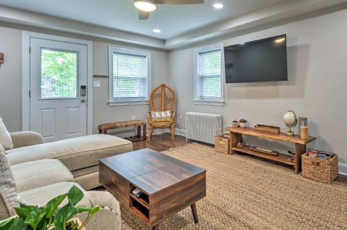 Takoma Park Wohnung | Takoma Park Apt with Wood Fire Pit Less Than 8 Mi to DC