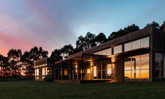 Foster Haus | Auf Ackerland gelegen, ist Tall Trees ein ländlicher Rückzugsort, der von hoch aufragenden Bluegums geschützt wird.