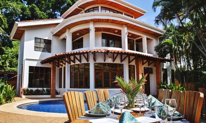 Playa Langosta Villa | Tamarindo Grand Villa. Oasis at walking distance to Tamarindo Beach!