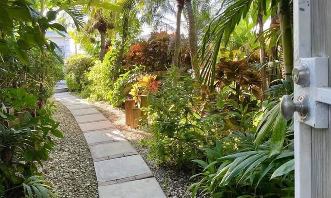 Coral Harbour Kabine | Tangerine Sunsets Lower Island Charm
