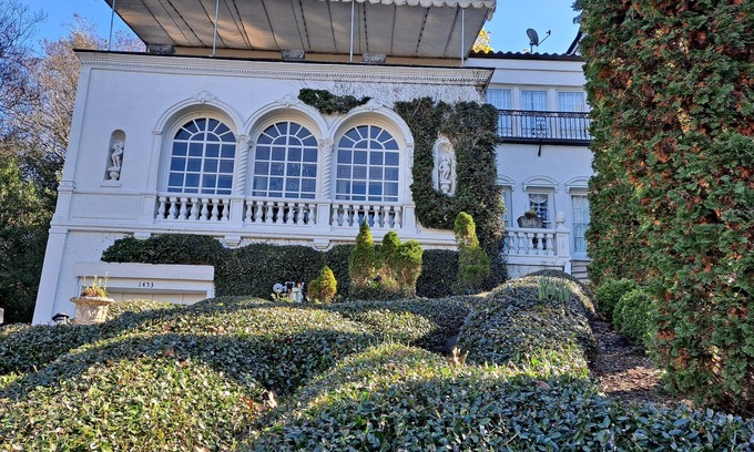 Redmont Park Villa | Taste of Europe w/hot tub,steam shower