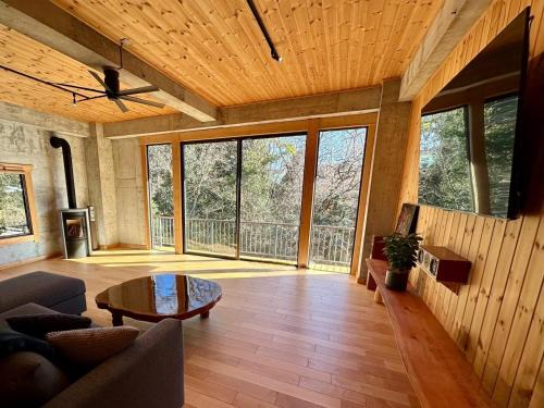 Akiruno Haus | TATEYA VACATION Cozy spacious suite by the creek & Free Onsen Ticket