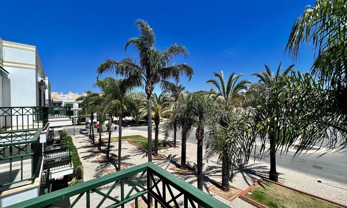 Canada Wohnung | Tavira Palm Tree by Homing
