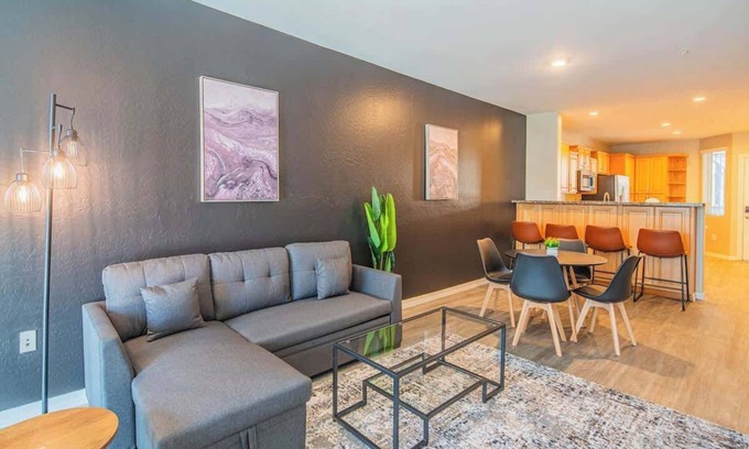 University Heights Wohnung | Extensive 2BD near ASU Sloan Pk with WD Parking can Sleeps 8