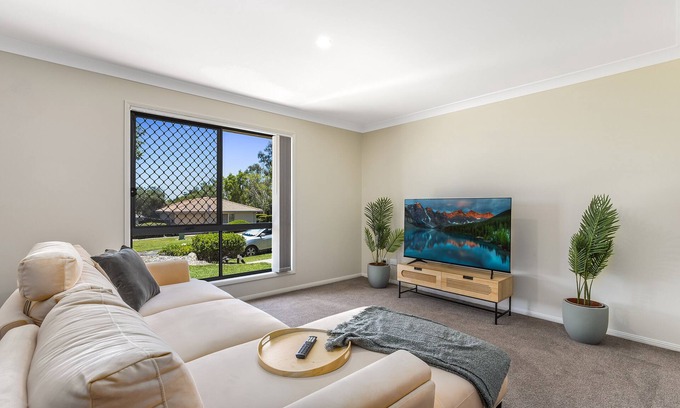 Eight Mile Plains Haus | Terbium Sanctuary: Centrally located to shopping, good food and parks