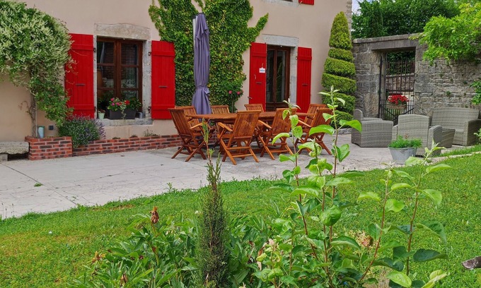 Besain Haus | Terraced house in a large park in the countryside
