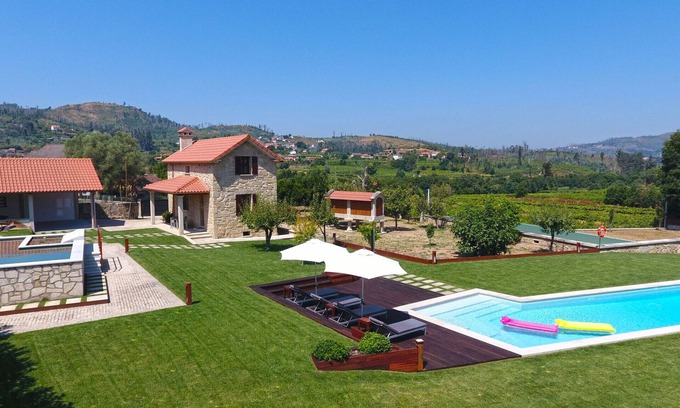 Moncao Hütte | Terrada casa com piscina em Monção