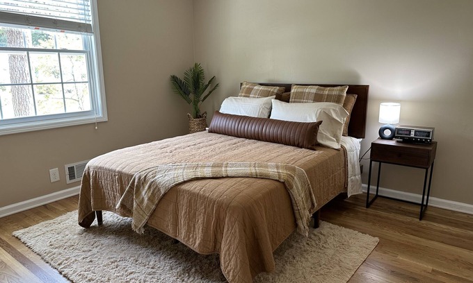 Alpharetta Haus | "That 70s House" in Downtown Alpharetta - Full of 70s Charm in a Dream Location