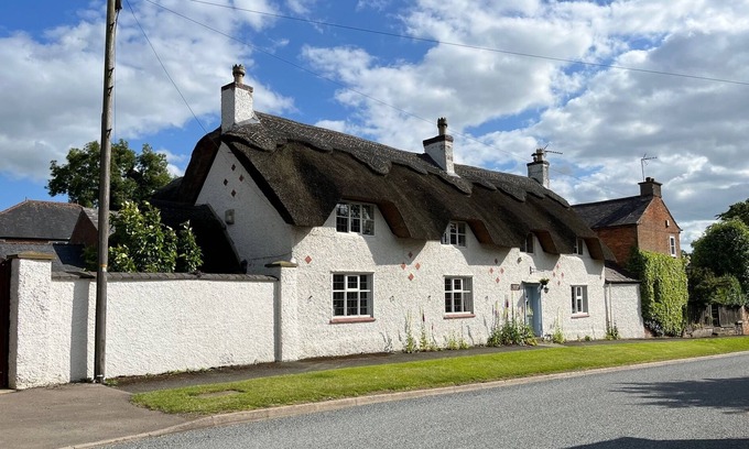 Gumley Hütte | Thatched Cottage nr pub, period features, spacious living 4BR, sleeps 7+ MOWSLEY