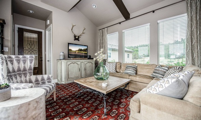 Spring Branch Haus | The All-Suite Century Oak House - Steps to Remi's Ridge & Hayes Hollow