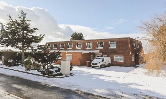 East Halton Hotel | The Amethyst Hotel by Paymán Club