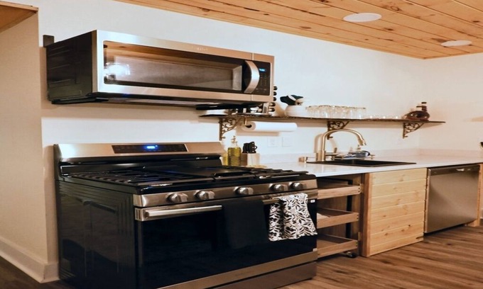 Madison Haus | The Aviator: Serene Ambience & Stylish Comfort