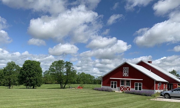 Paris Sonstige | Die Scheune bei Deva's Farm: Haute Blue Grass - Moderner Rückzug in der Landschaft