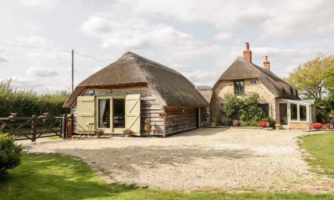 Ilton Hütte | THE BARN AT RAPPS COTTAGE, romantic, with a garden in Ilminster
