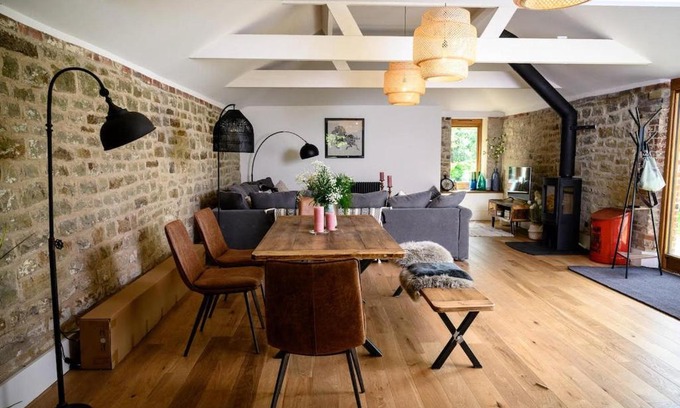 Battle Haus | The Barn House - Swimming Pond,Jacuzzi,Chicks!