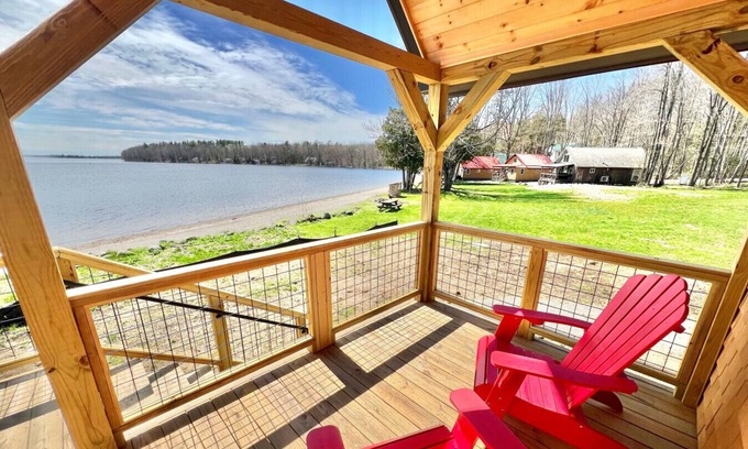 Troy Kabine | The Beach Bum | Modern Cabin on the Sand