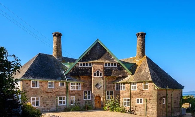 Exmouth Haus | The Beach House-Devon- On the beach- sleeps 20