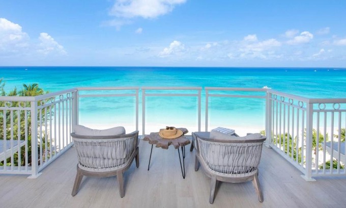 Seven Mile Beach Wohnung | The Beachcomber - Oceanfront Penthouses by Grand Cayman Villas & Condos