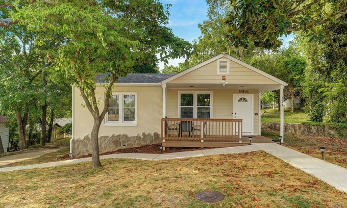 Downtown Branson Hütte | The Bear Den: Rehabbed Home Near the Branson Landing