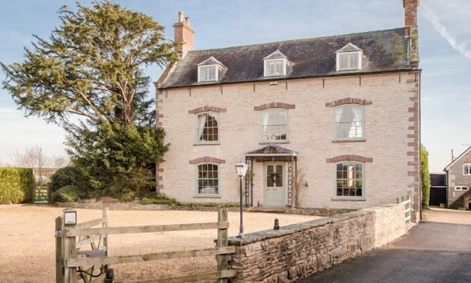 Westbury-on-Severn Villa | The Bell and Flamingo