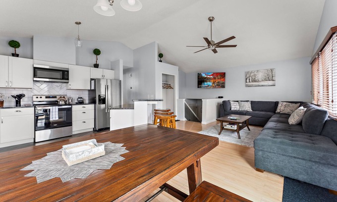 Northeast Minneapolis Haus | The Best NE Riverfront Dist Home! Large & Mod: 6 BDR & close to all Minneapolis