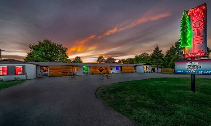 Bentonville Kabine | The Bike Inn Takeover-13 rooms & 16 beds sleeps 32