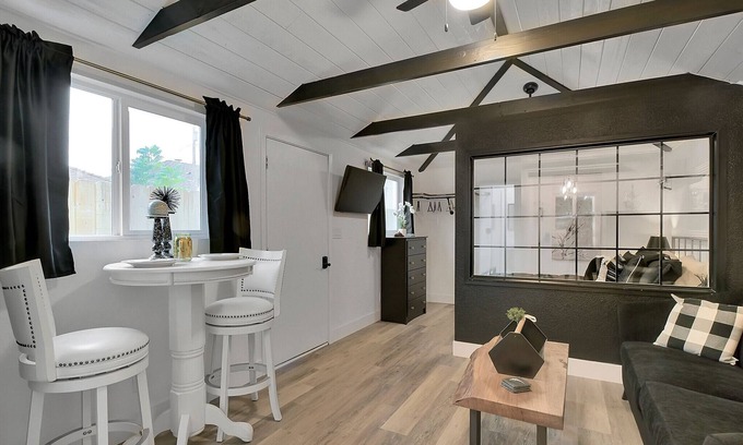 Yuba City Haus | Der Black and White Bungalow ist ein frisch renoviertes, modernes und doch rustikales Studio.