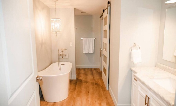 Rolla Sonstige | The Blackberry Room @ Prairie Base, luxury king studio