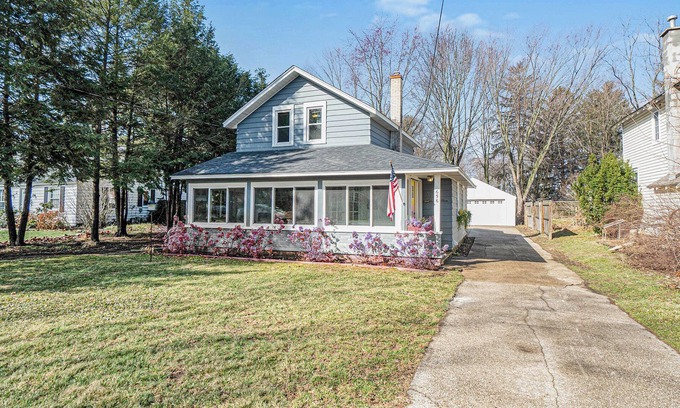 Macatawa Hütte | The Blue Sail *Updated Cottage just off the shores of Lake Mac and the Big Lake.