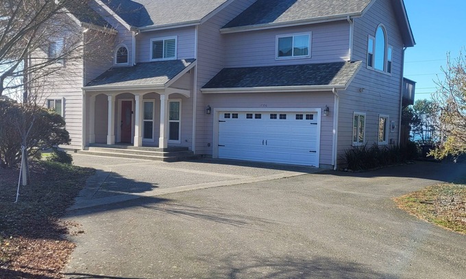 Brookings Haus | The Blueberry House. A spacious 2 story, 3 bedroom, 2.5 bath home in Brookings.