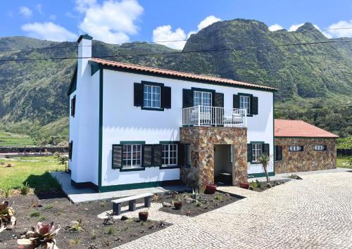 Faja Grande Haus | The Cão & Calf