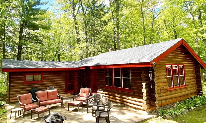 Iron River Kabine | THE CABIN- come experience the rustic charm!!