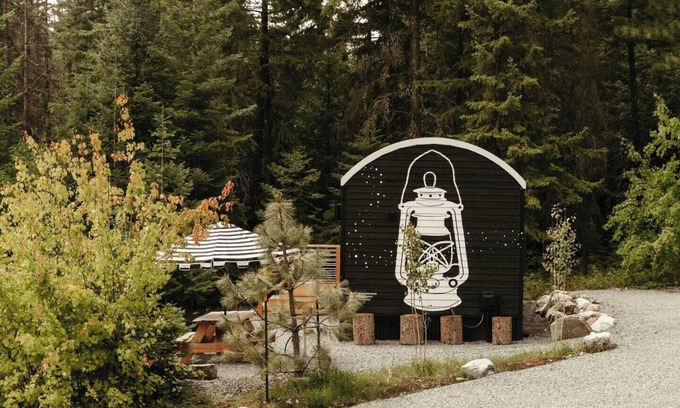 Lakeside Wohnung | The CAMP HAUS: A Montana Tiny Cabin Forest Retreat