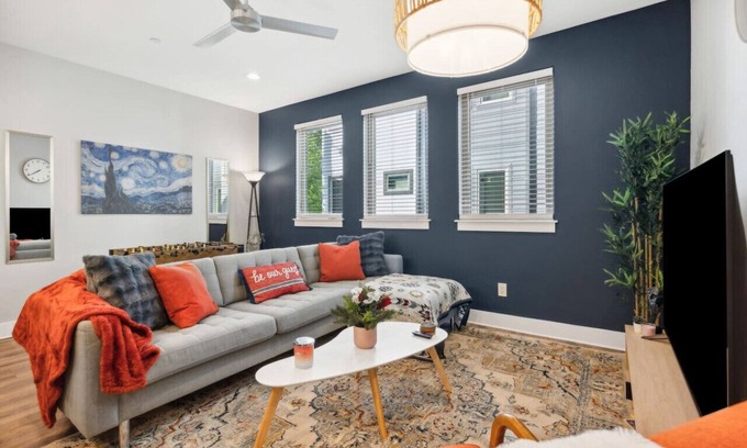 Fort Worth Haus | The Charm :2BD In the Heart of Magnolia & Stylish!