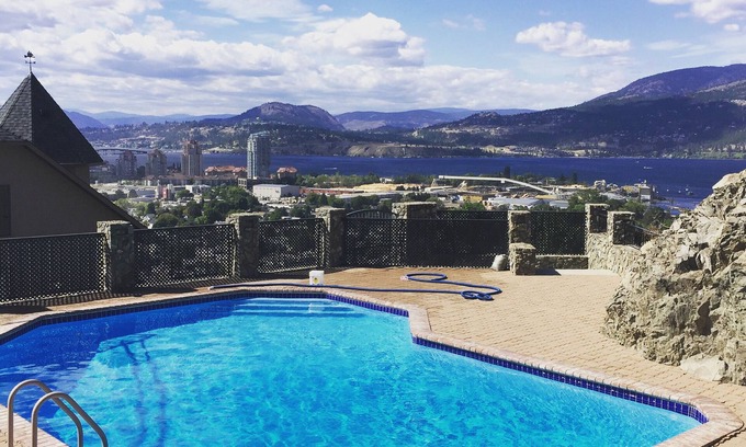 North End Haus | BOUTIQUE CHATEAU LAKEVIEW 5 MINS 2 SEE HOT TUB POOL OUTDOOR FP, DINNING BBQ