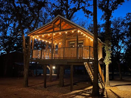 Elm Mott Sonstige | The Chickadee Treehouse 15MIN to Magnolia Baylor