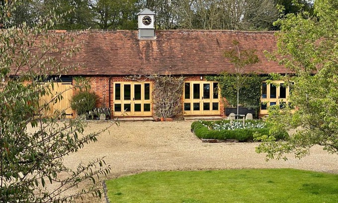 Henley-on-Thames Wohnung | The Clock Tower & Dairy - Two x 2 Bed Barns with Indoor Pool
