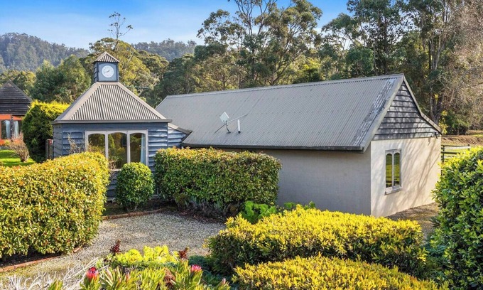 Kettering Haus | The Clocktower Serene Stay at Herons Rise Vineyard