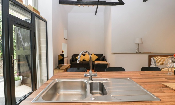 Witchampton Hütte | THE COACH HOUSE, pet friendly, with hot tub in Wimborne Minster