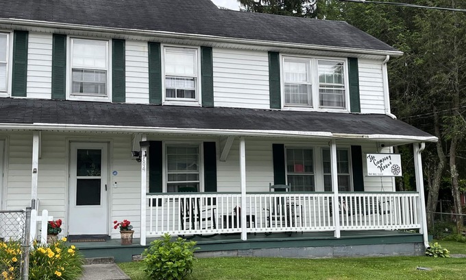 Pocahontas Haus | The Company House of Pocahontas - minutes from Spearhead & HM trails