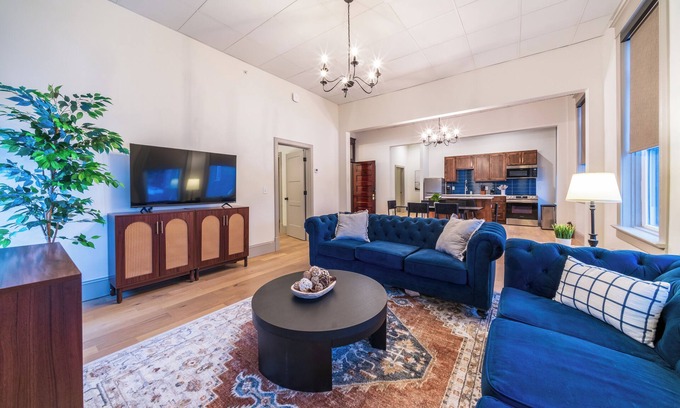 Sedalia Wohnung | The Conservatory Suite - Huge, Luxury 3-Bedroom Apartment in Downtown Sedalia