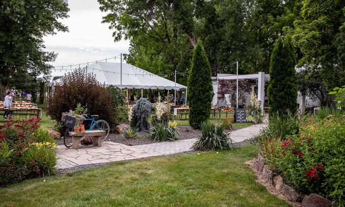 Eagle Hütte | 1930er Jahre White Cottage Hochzeitsort in Eagle bei HGTV!