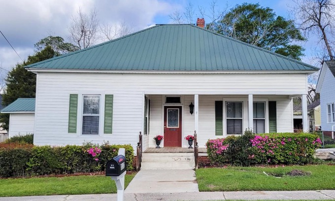 Eastman Haus | The Cottage on 5th