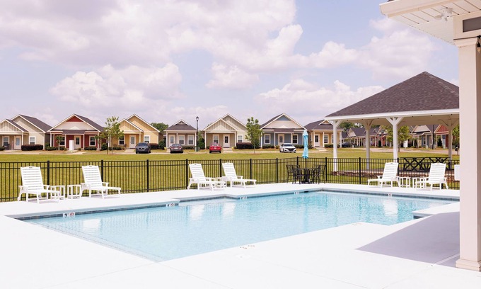 Skipperville Hütte | The Cottages: 2BR/2BA Dothan Pet Friendly Gorgeous Pool, Pickle Ball court, Gym
