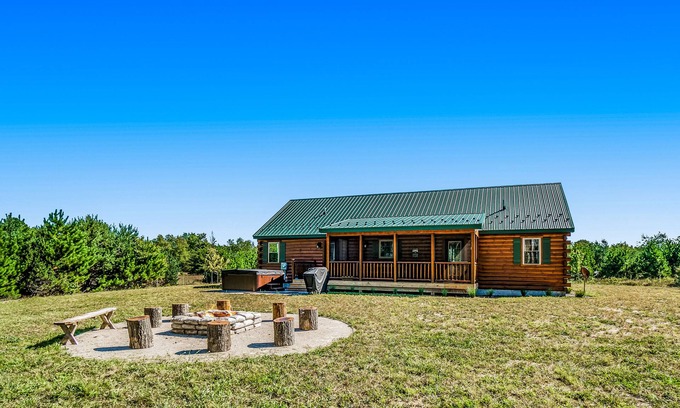 Thompsonville Kabine | The Cozy Cabin with a private hot tub, screened porch, W/D & AC - dog-friendly