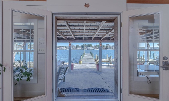 Weems Hütte | The Crab Shack on Carter's Creek