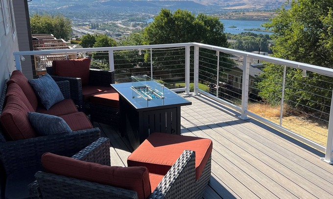 The Dalles Haus | The Crane’s View: Views, Hot Tub, Dog/Kid Friendly!