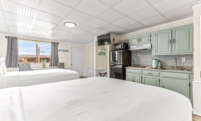 Hampton Hotel | Royal Crest Inn Hampton Beach