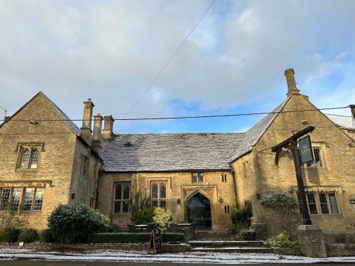 Shipton under Wychwood Hotel | The Crown at Shipton